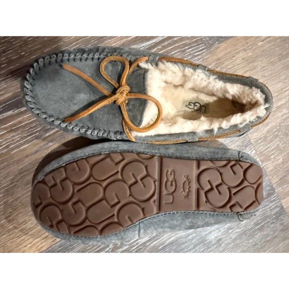 UGG Dakota Moccasin Slippers size 5